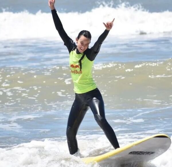 mujer aprediendo a surfear