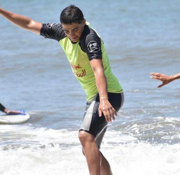 Un Hombre aprediendo a surfear