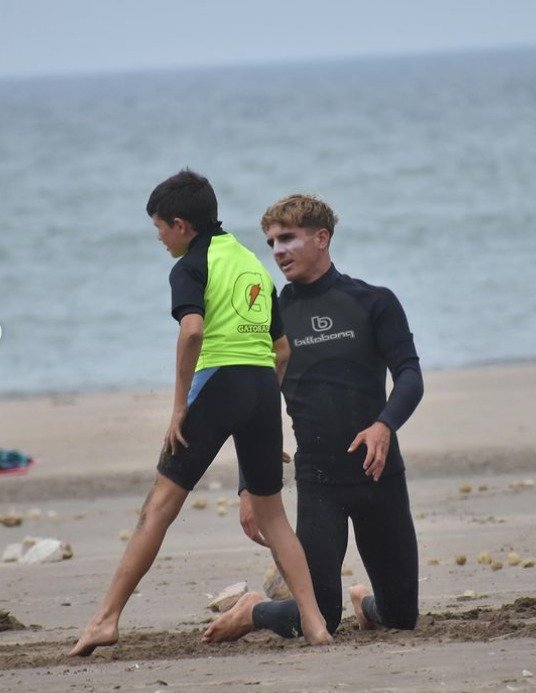 Profesor de keiki dando una clase de surf