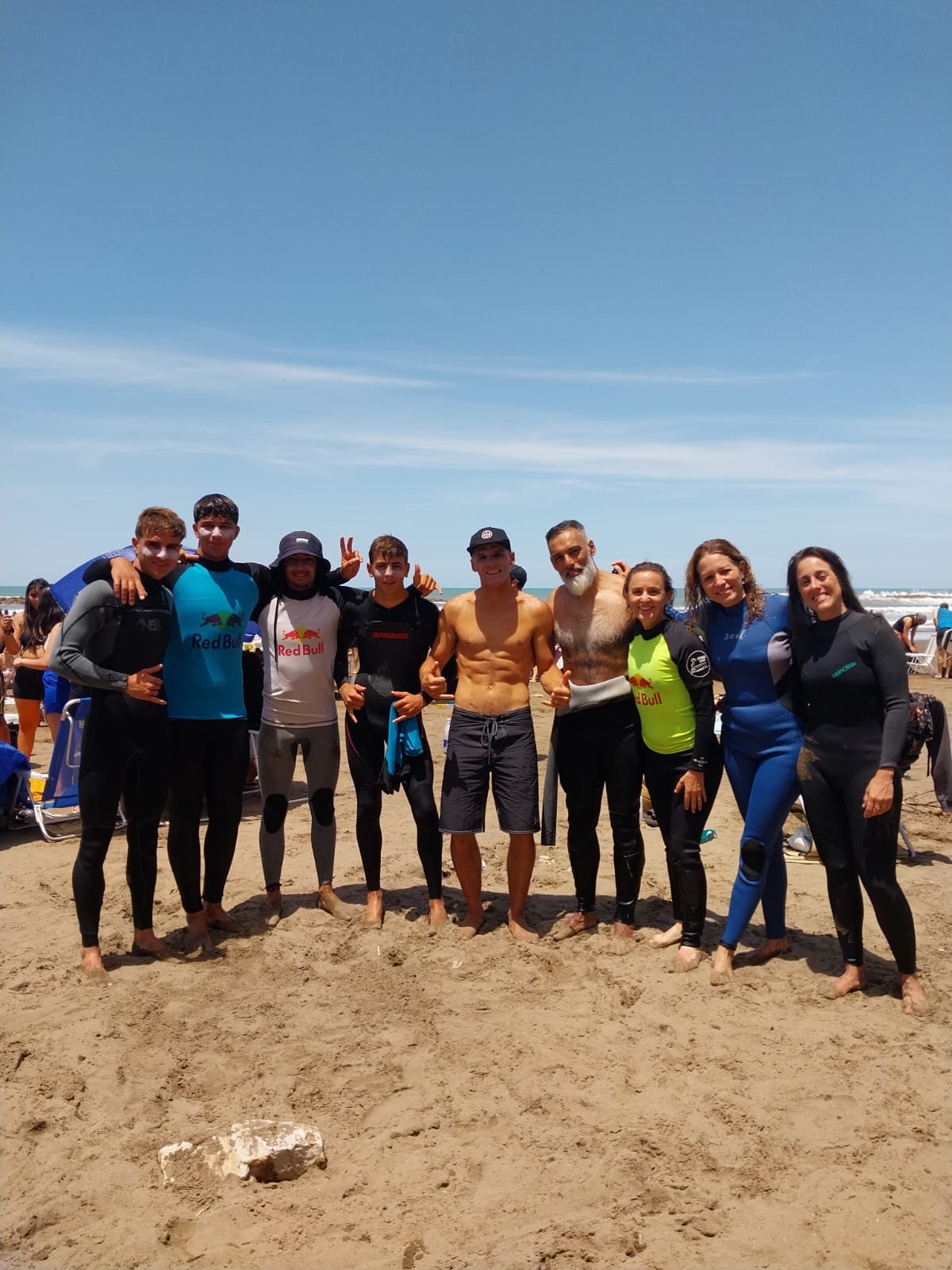 grupo de prfoesores abrazados para una foto